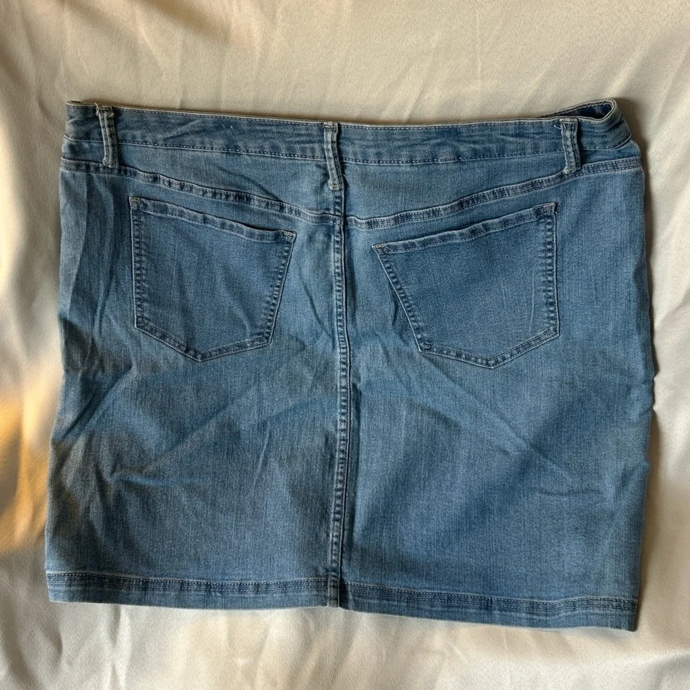 Vintage 2000s Mid Rise Denim Skirt Light Wash - Picture 2 of 4